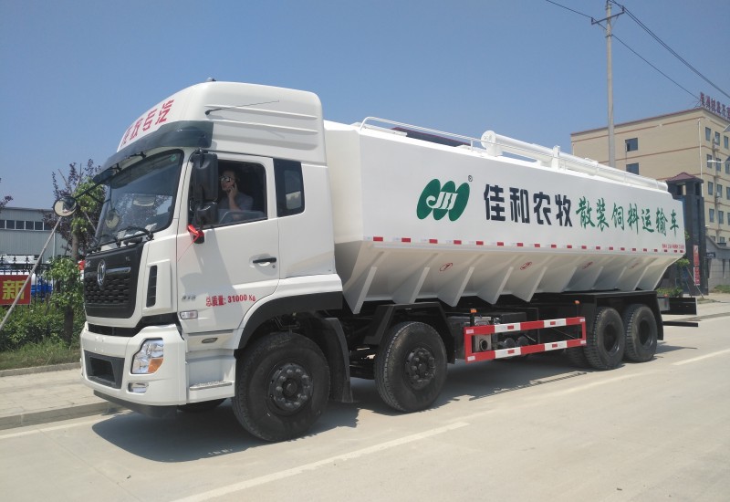 液壓散裝飼料車(chē)是怎么操作的？要注意哪些事項(xiàng)？